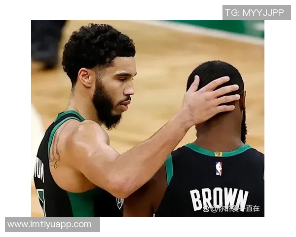 科塔赞塔图姆在场上如教练般引领队伍积极发声助力团队前行