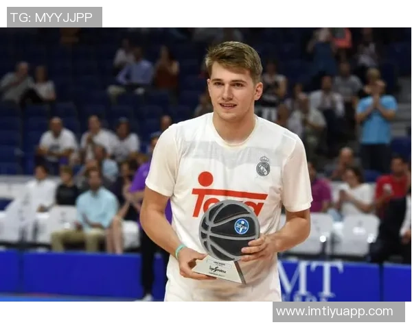 东契奇荣膺11月16日NBA最佳球员展现超凡实力与领导力 东契奇荣膺11月16日NBA最佳球员展现超凡实力与领导力