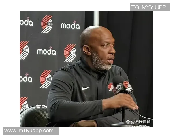 杨瀚森分享比卢普斯的要求强调场上沟通与英语学习的重要性